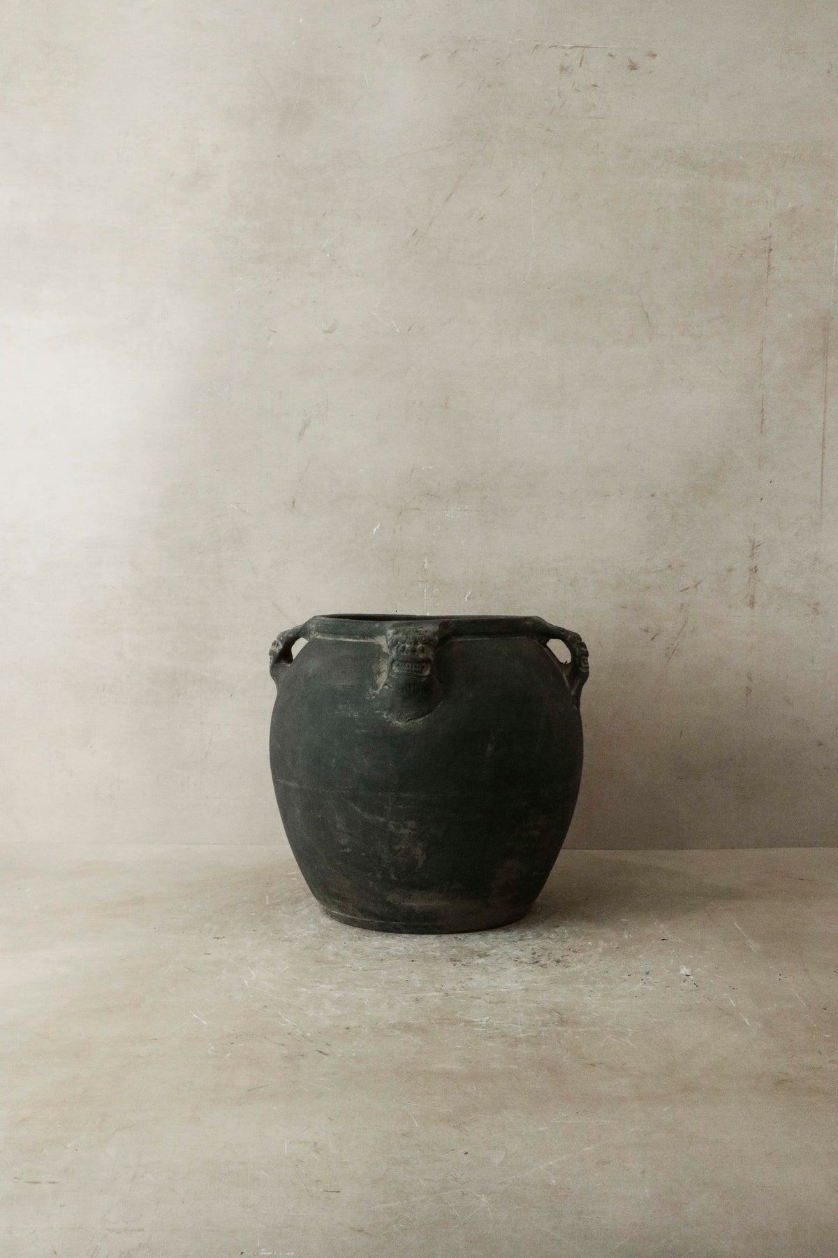 Vintage Lion Ears Dark Pot - De4.4