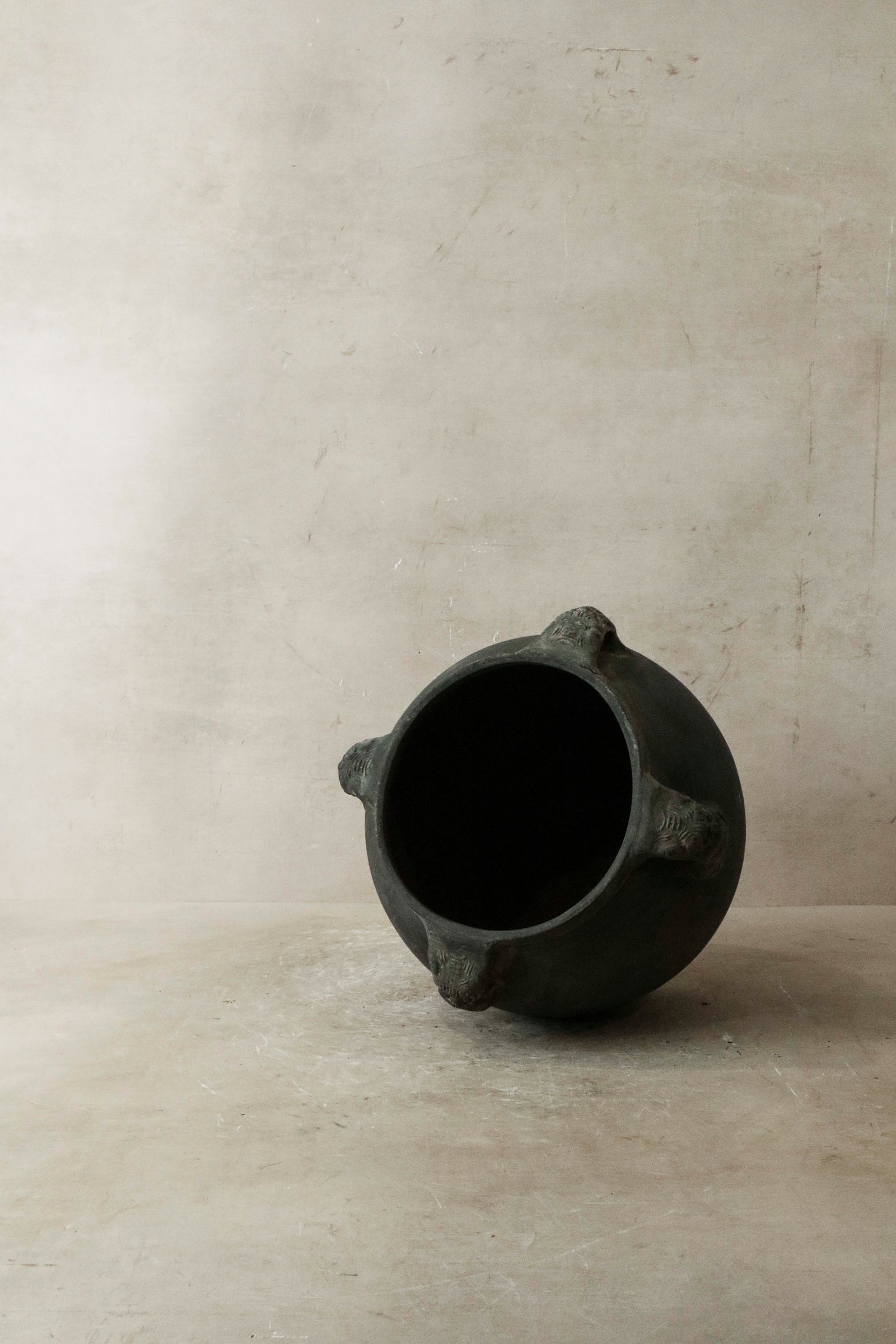 Vintage Lion Ears Dark Pot - De4.4