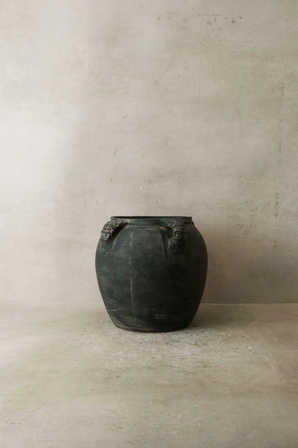 Vintage Lion Ears Dark Pot - De4.6