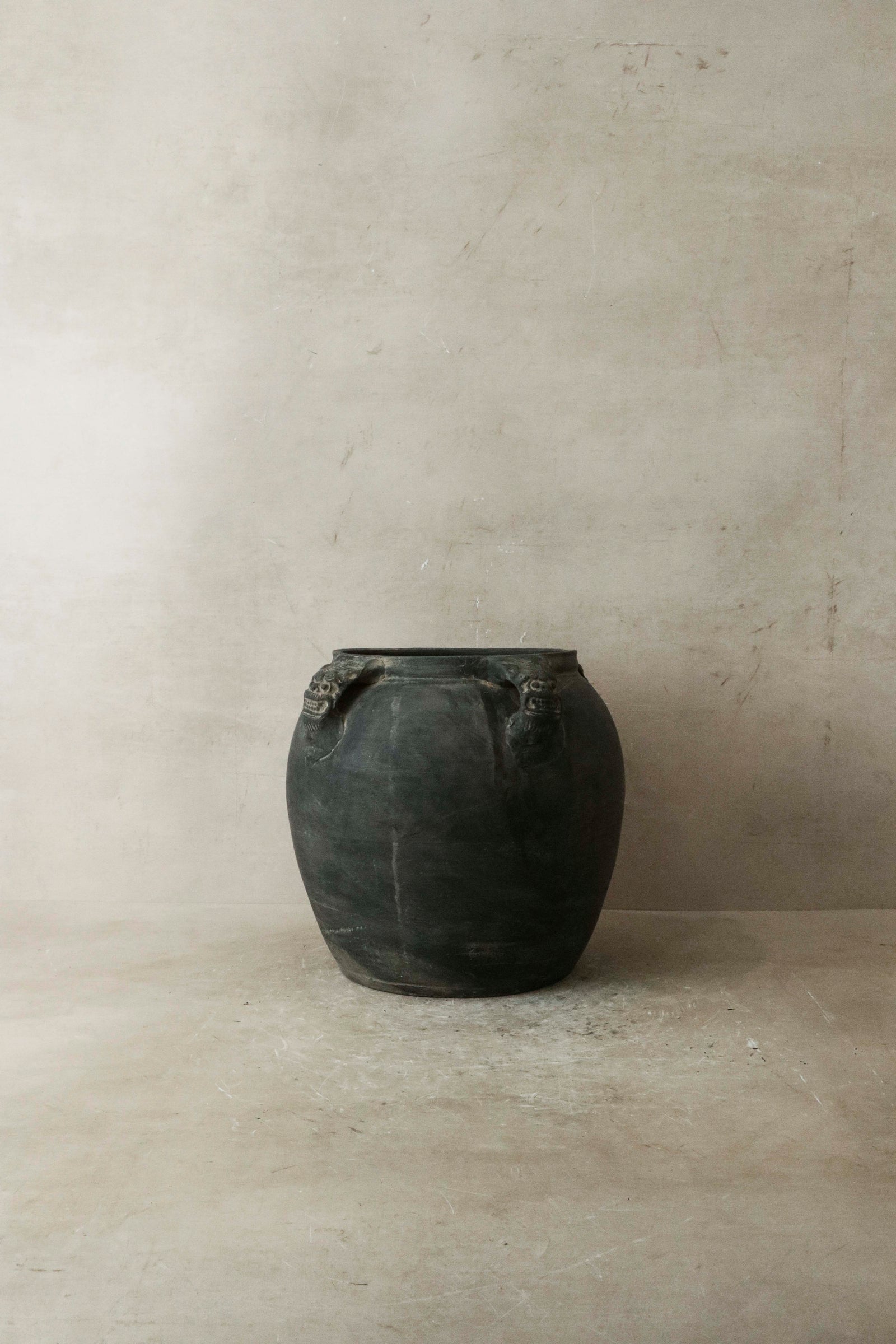Vintage Lion Ears Dark Pot - De4.6