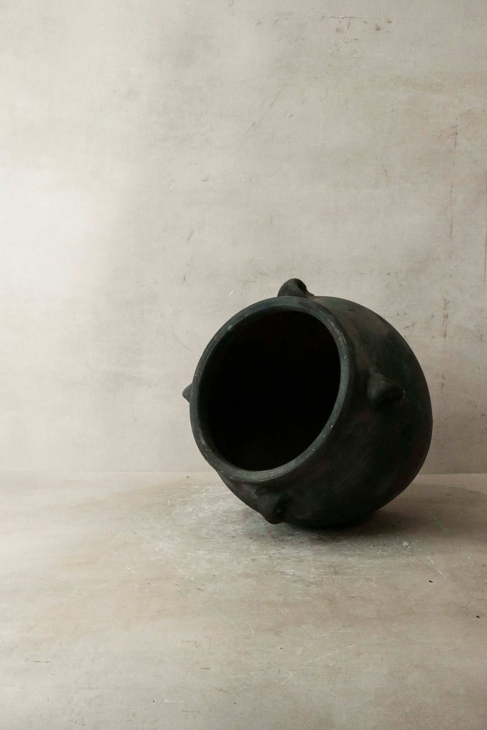Vintage Dark pot with ears - E4.20