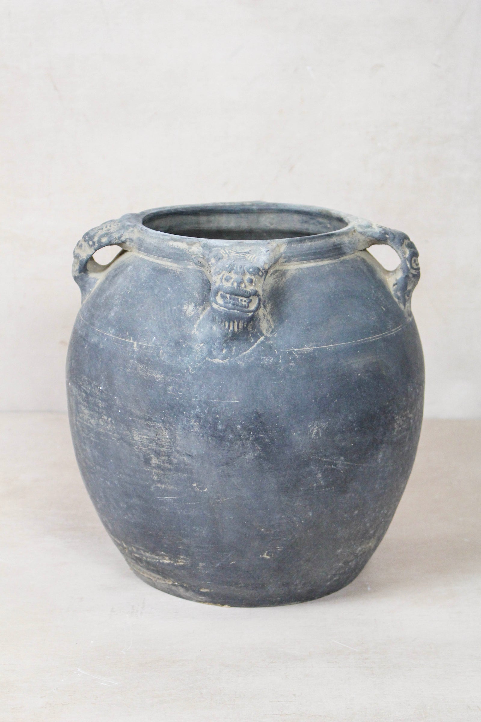 Vintage Lion Ears Dark Pot - DE.17