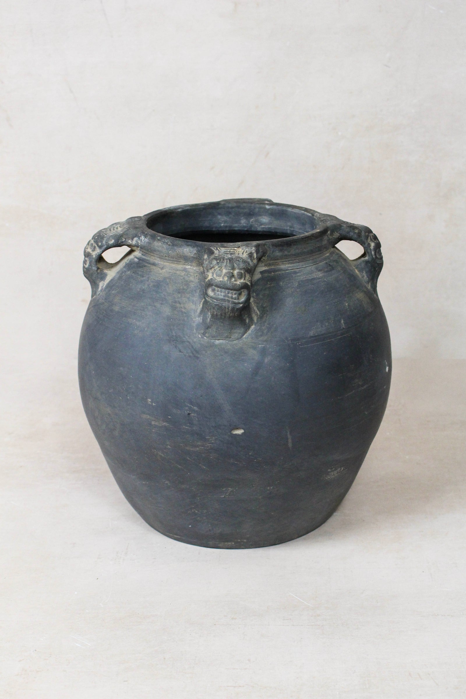 Vintage Lion Ears Dark Pot - DE.21