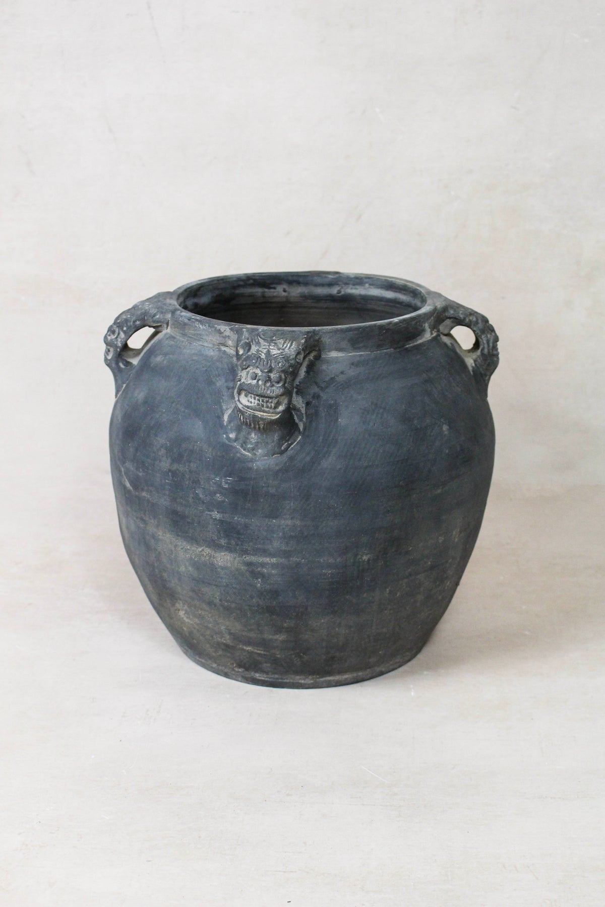 Vintage Lion Ears Dark Pot - DE.22