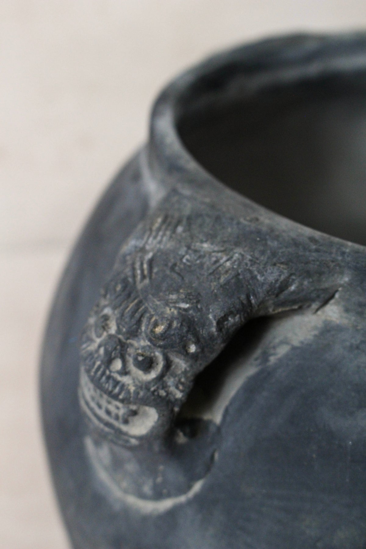 Vintage Lion Ears Dark Pot - DE.22