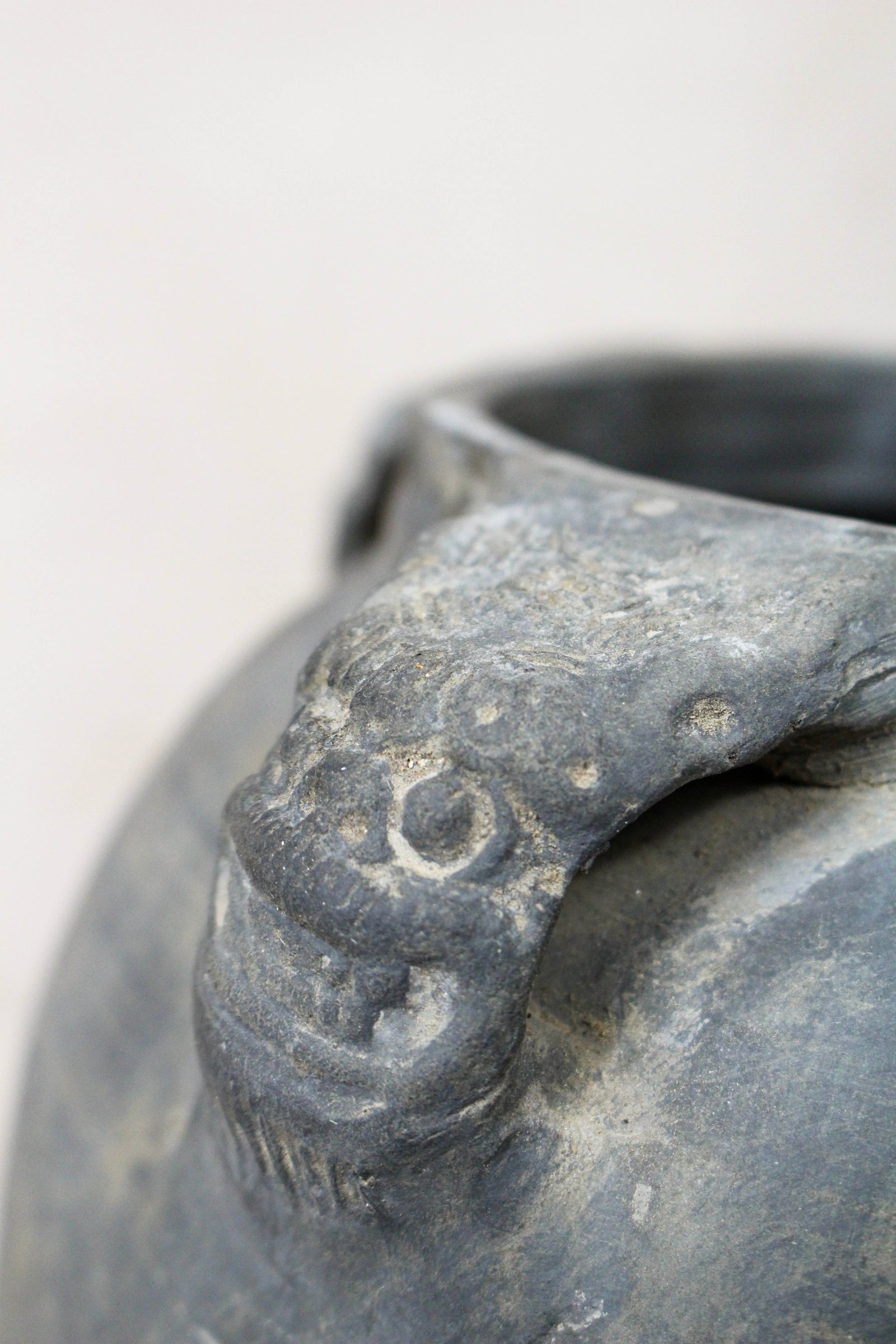 Vintage Lion Ears Dark Pot - DE.23