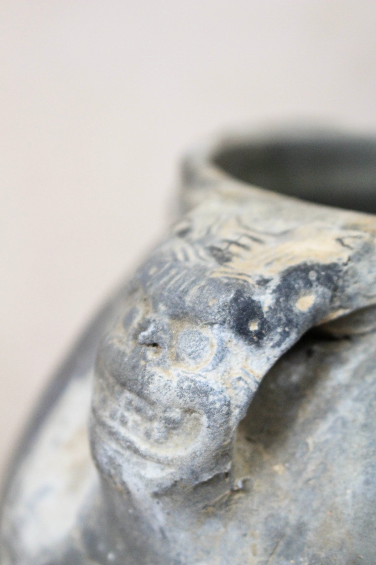 Vintage Lion Ears Dark Pot - DE.26