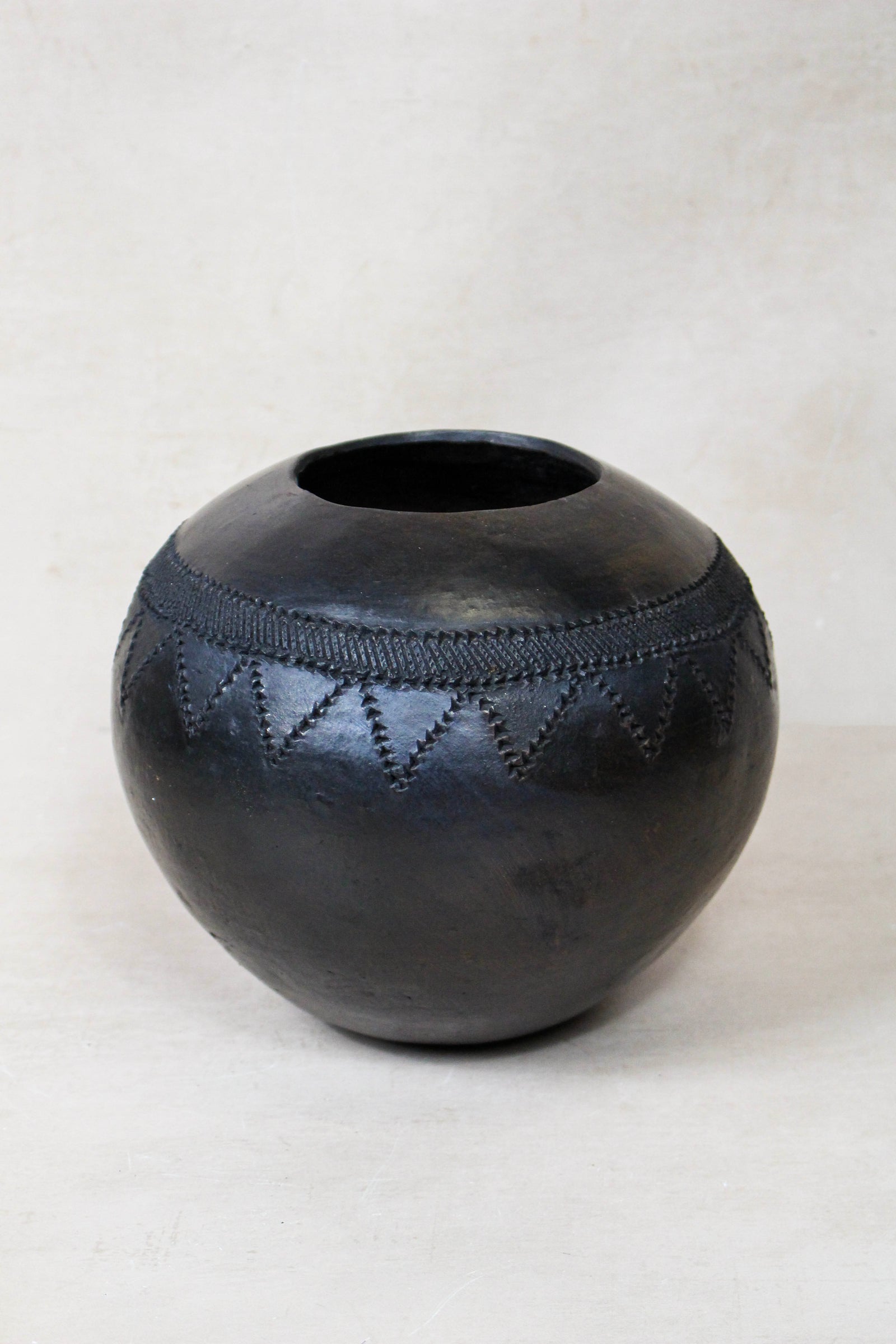 Hand-built Zulu beer pot in pit-fired clay, South Africa (163.1)