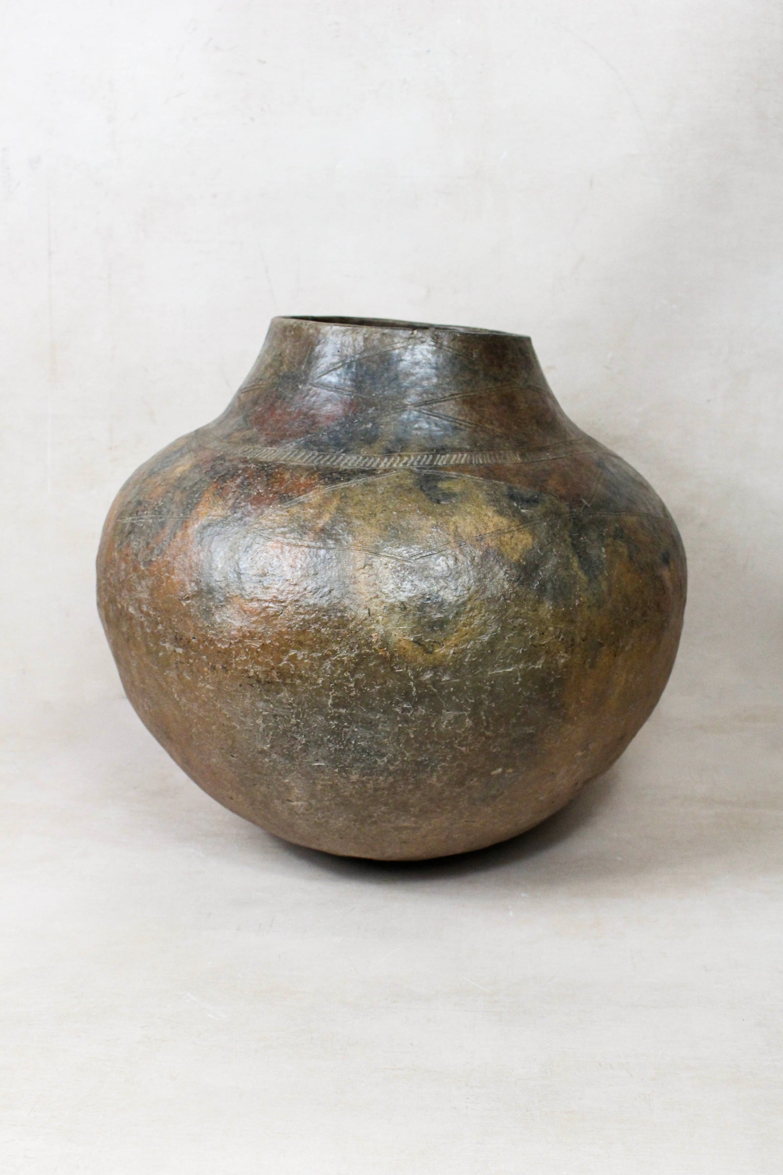 Large vintage Shona hari pot in hand-burnished terracotta from Zimbabwe