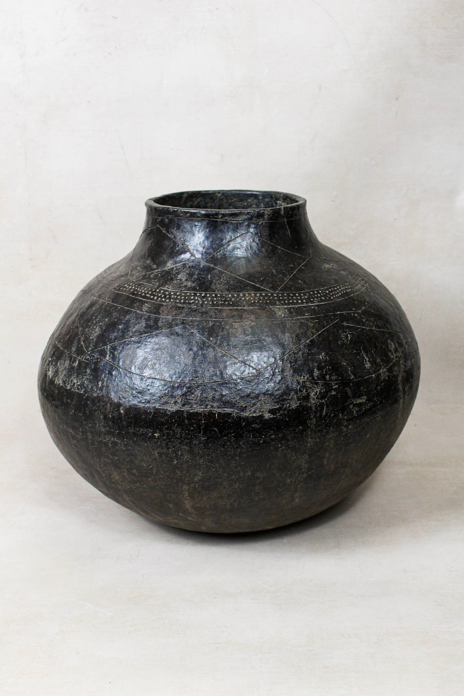 Large vintage Shona hari pot in hand-burnished terracotta from Zimbabwe