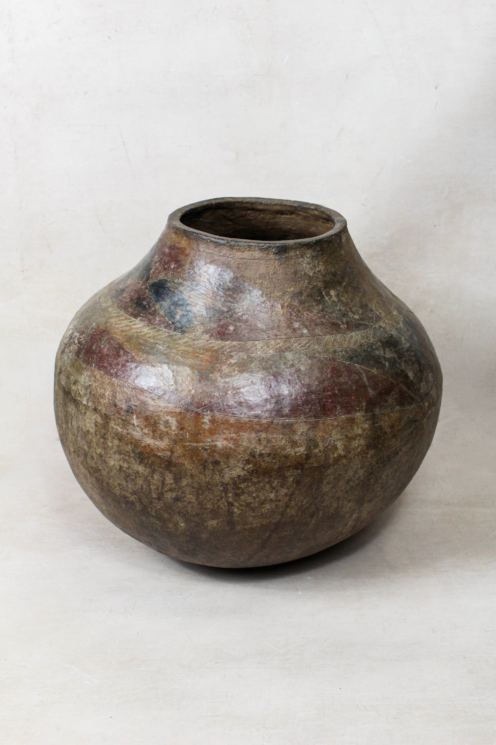 Large vintage Shona hari pot in hand-burnished terracotta from Zimbabwe