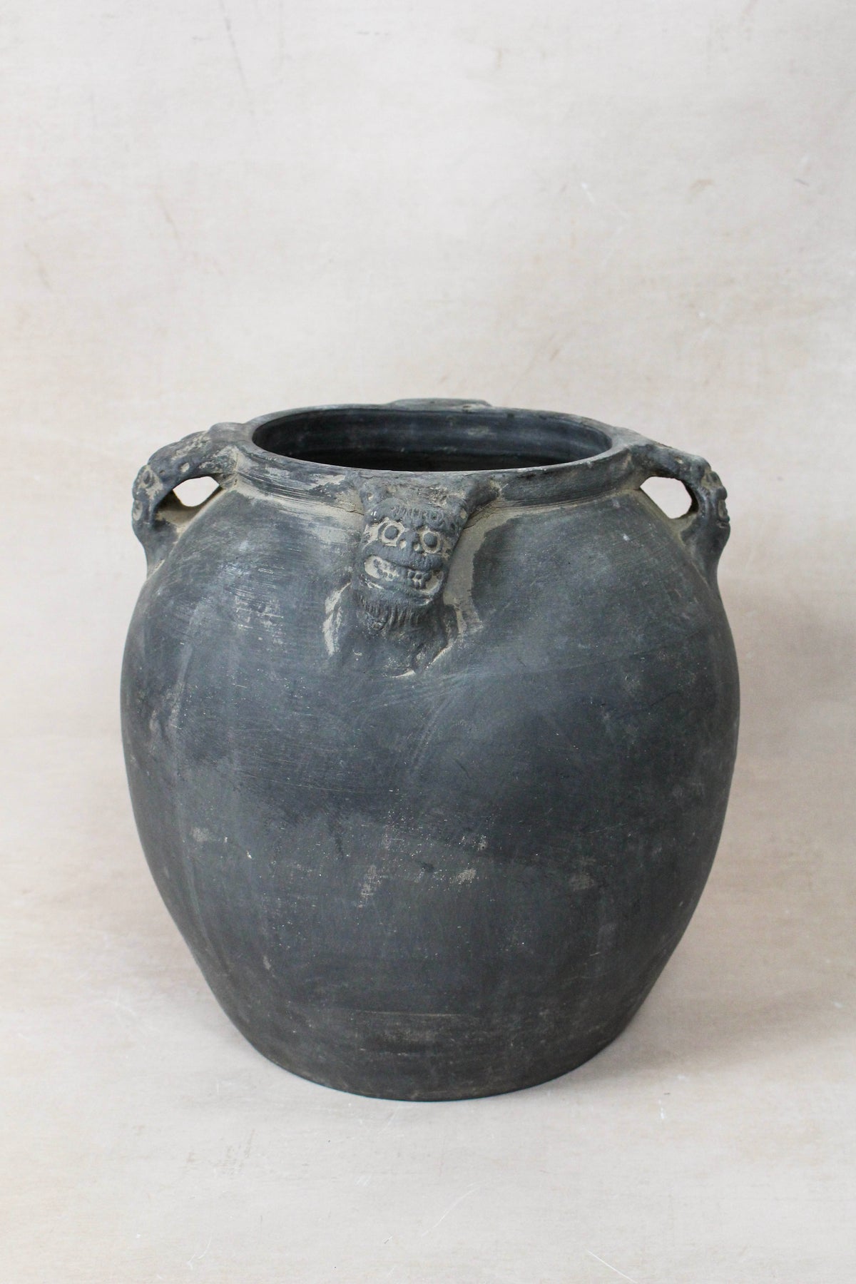Vintage Lion Ears Dark Pot - DE.27