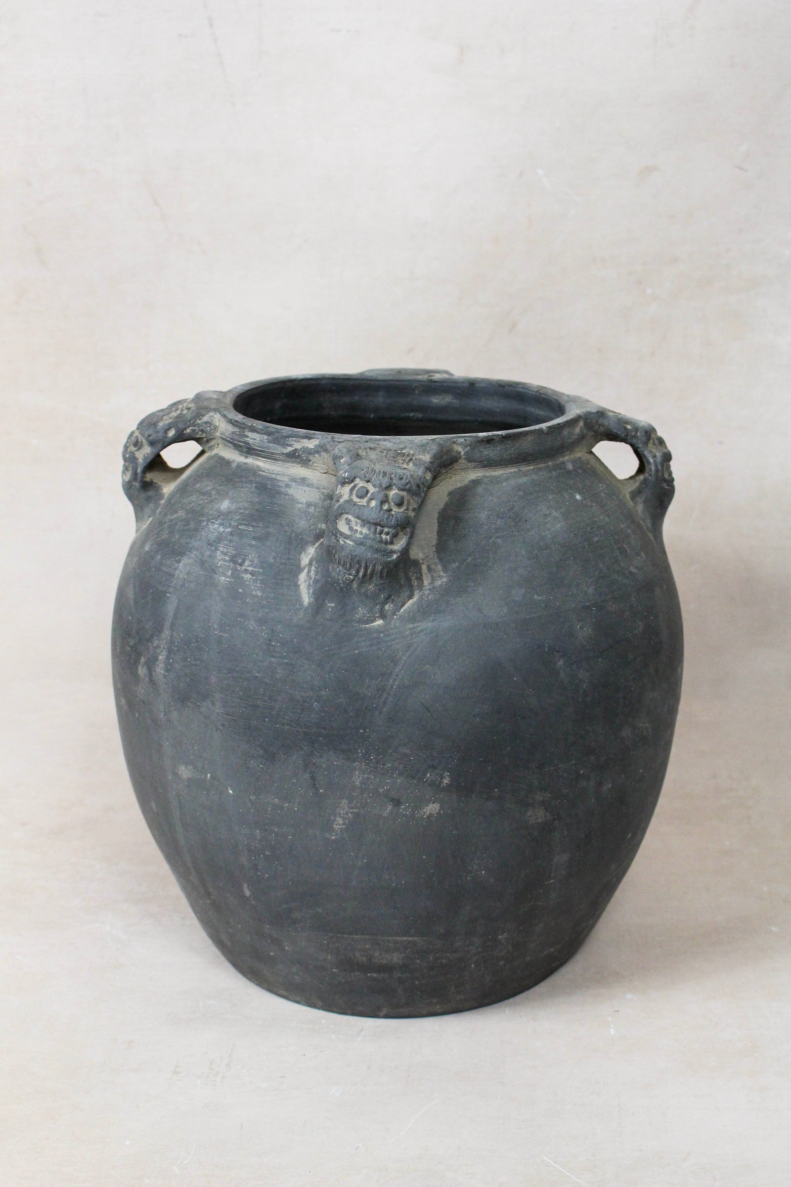 Vintage Lion Ears Dark Pot - DE.27