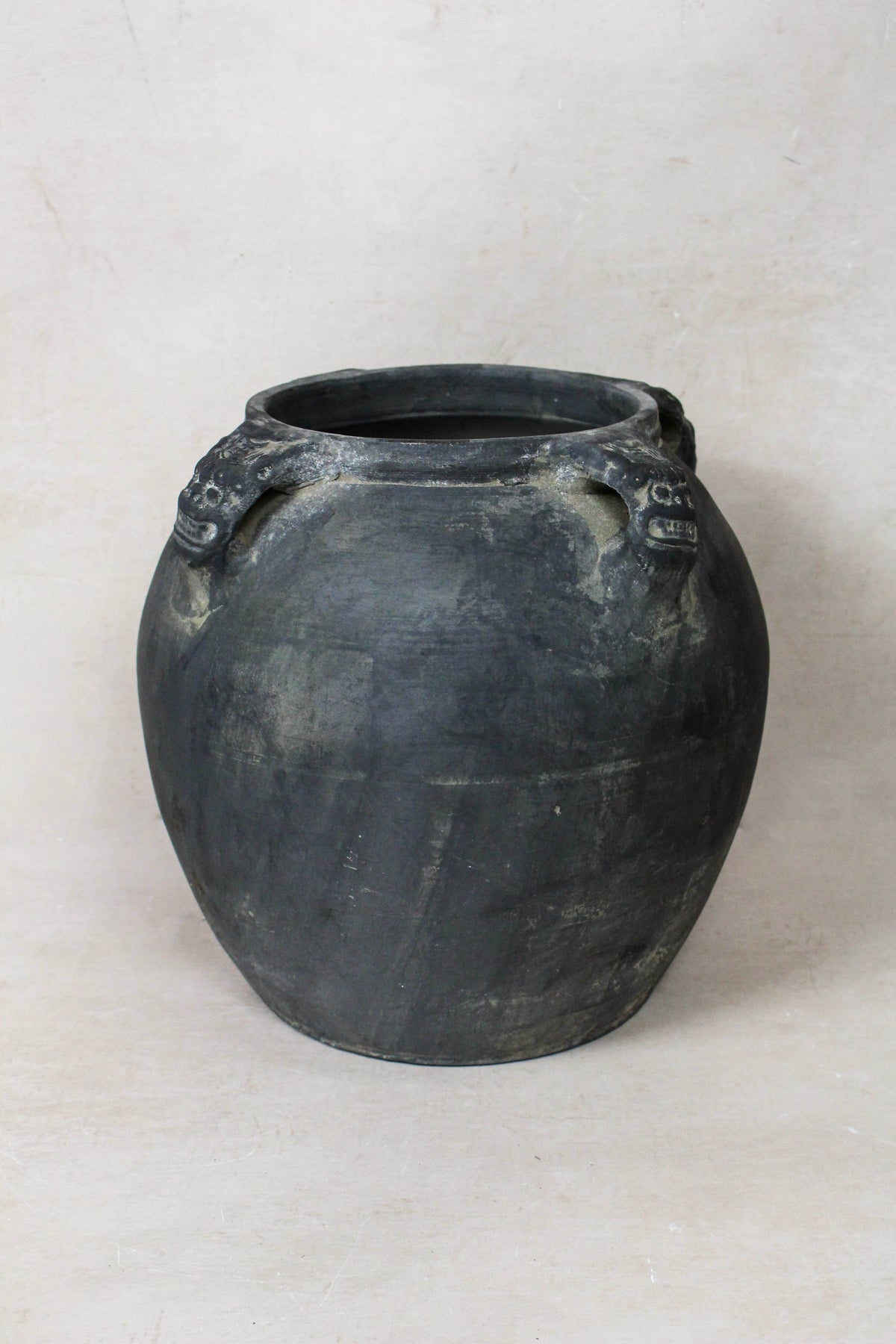 Vintage Lion Ears Dark Pot - DE.28