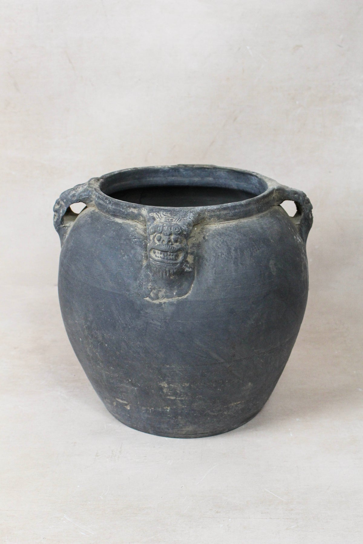 Vintage Lion Ears Dark Pot - DE.30