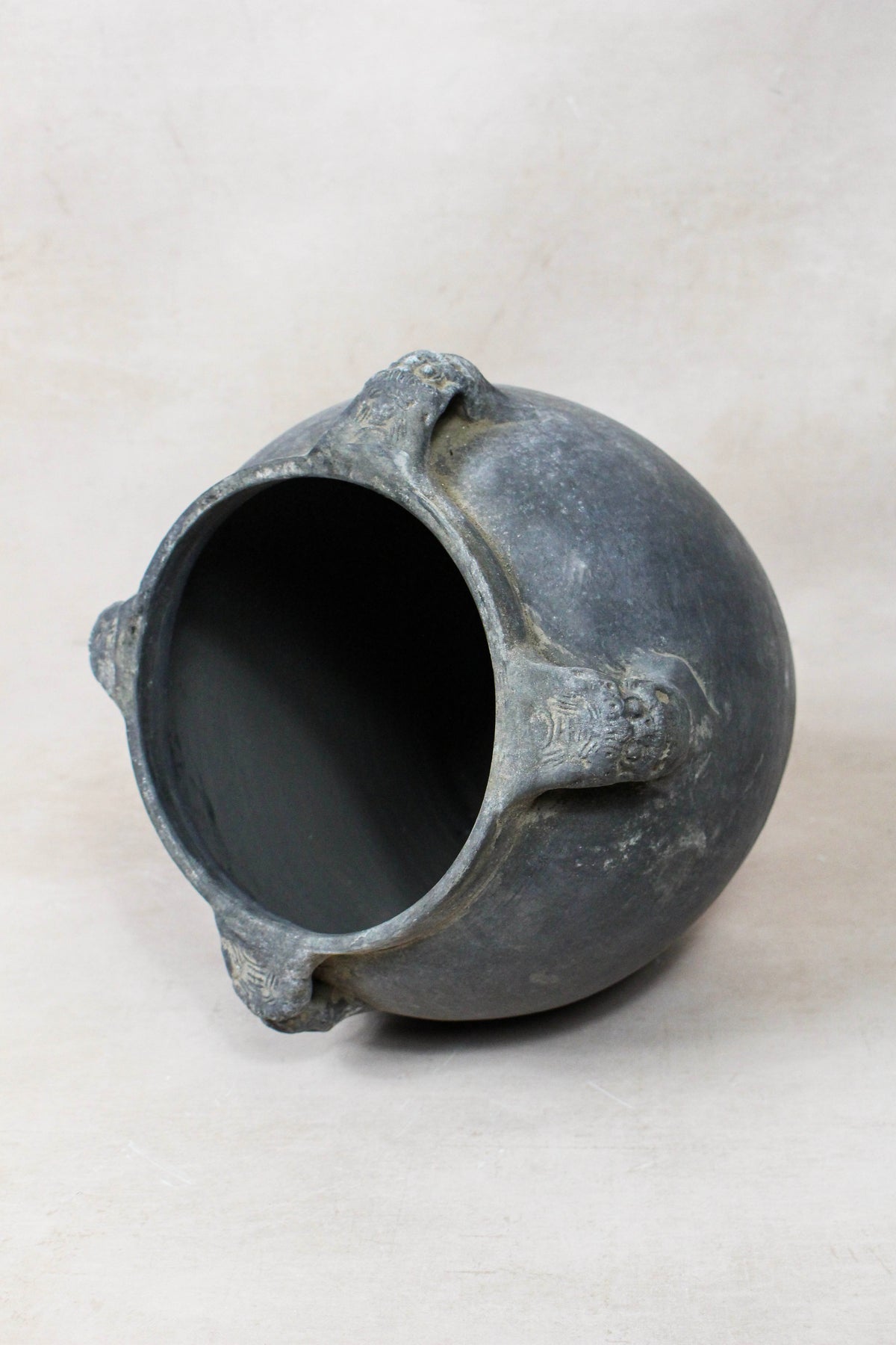 Vintage Lion Ears Dark Pot - DE.30