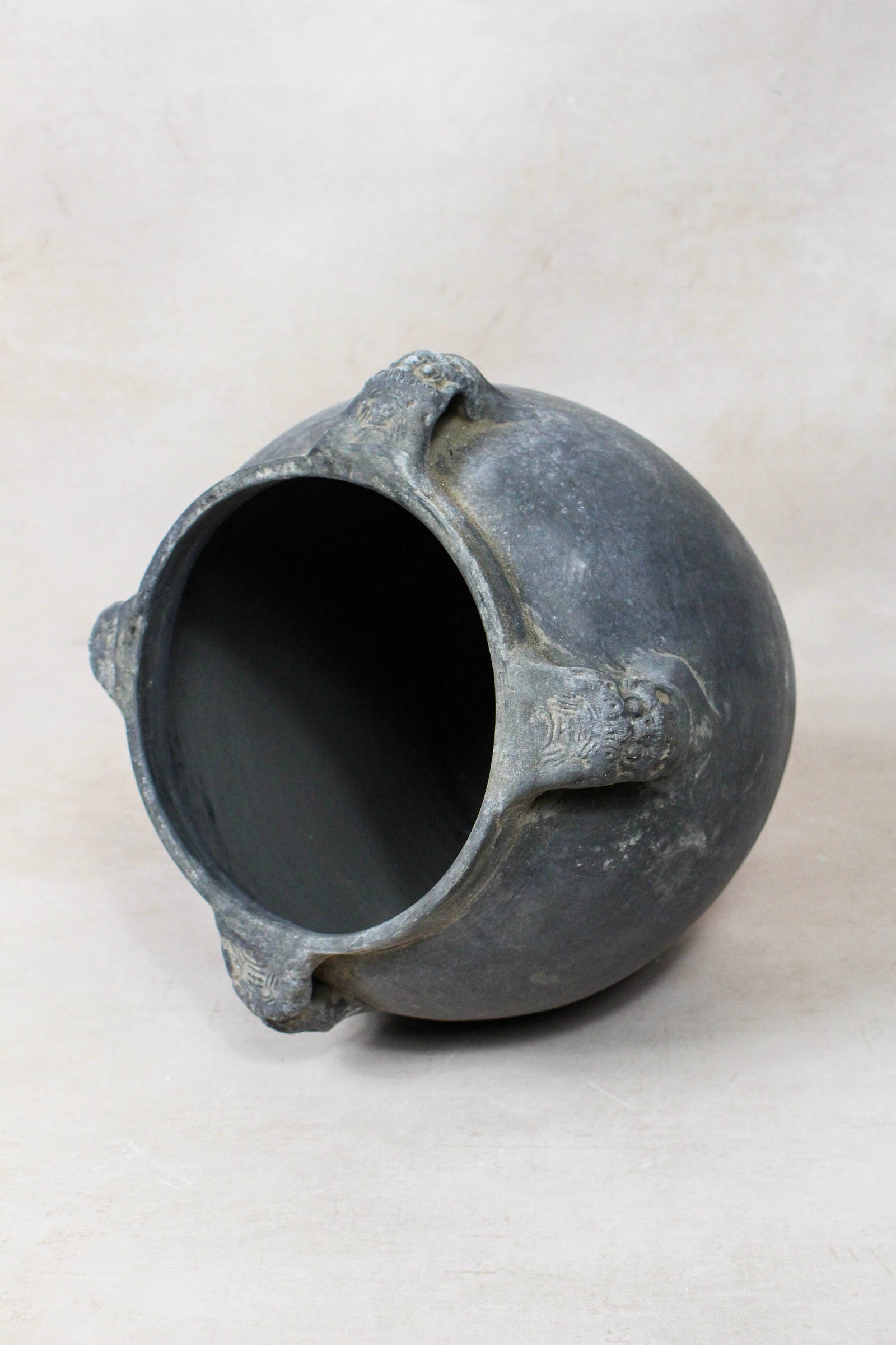 Vintage Lion Ears Dark Pot - DE.30