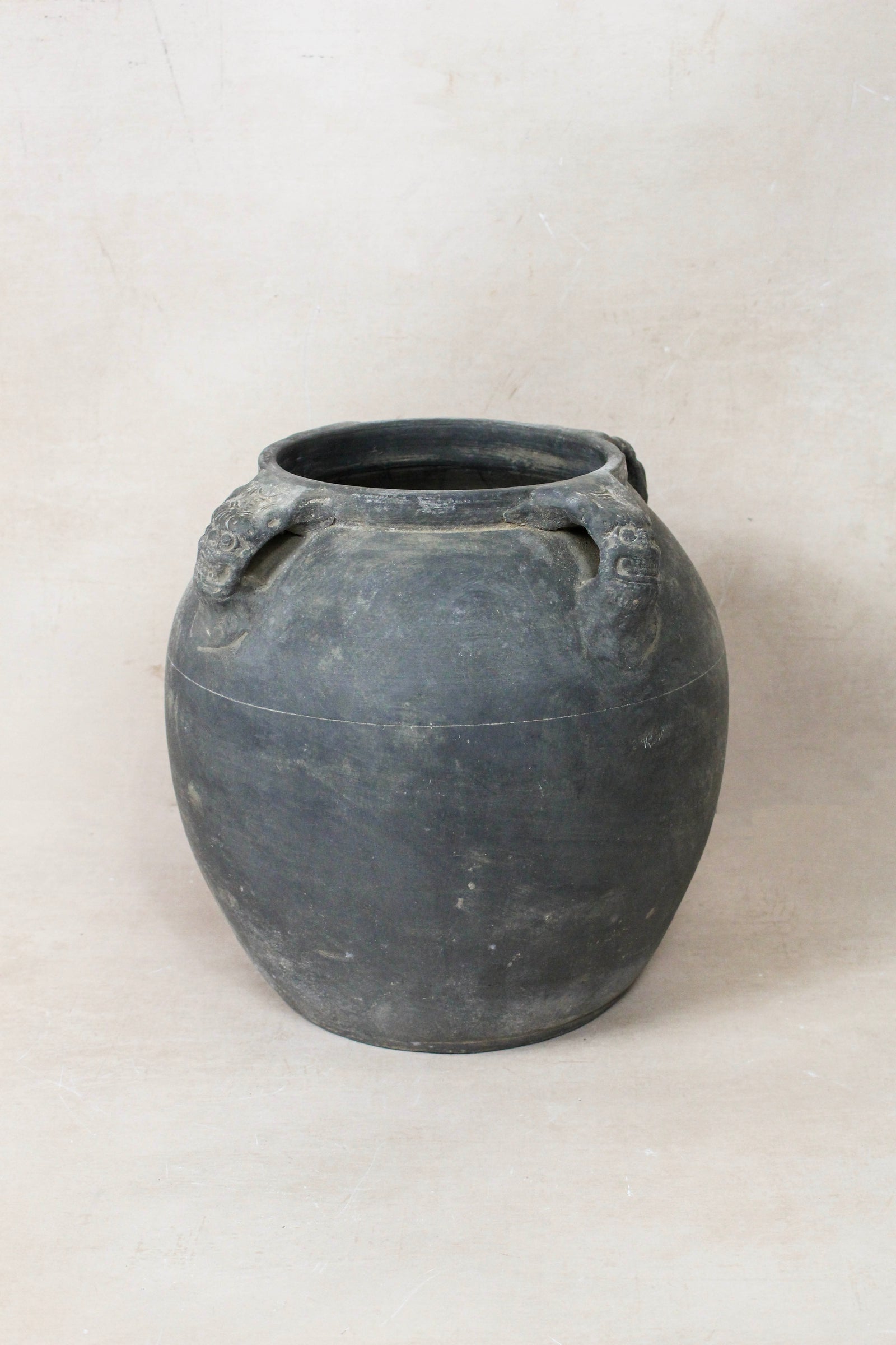 Vintage Lion Ears Dark Pot - DE.31