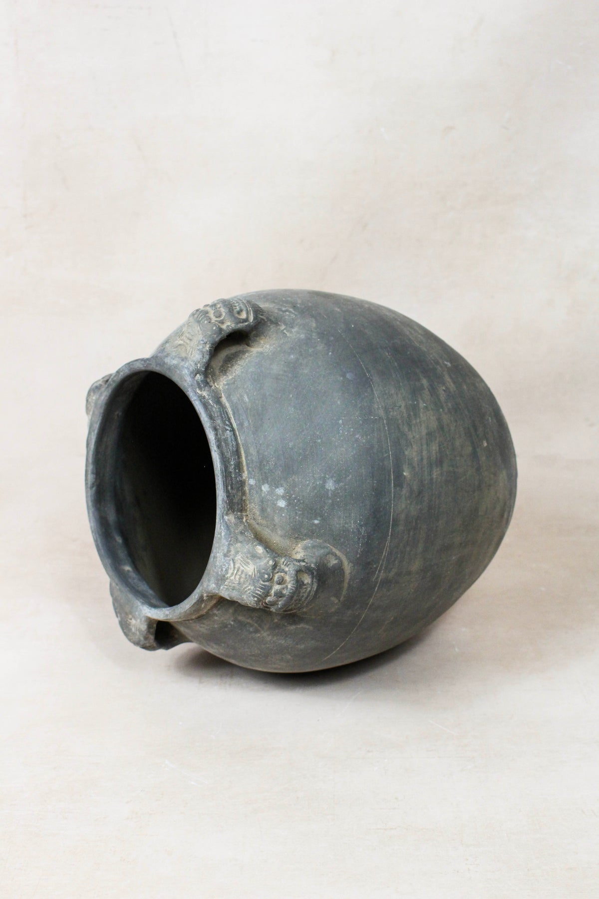 Vintage Lion Ears Dark Pot - DE.31