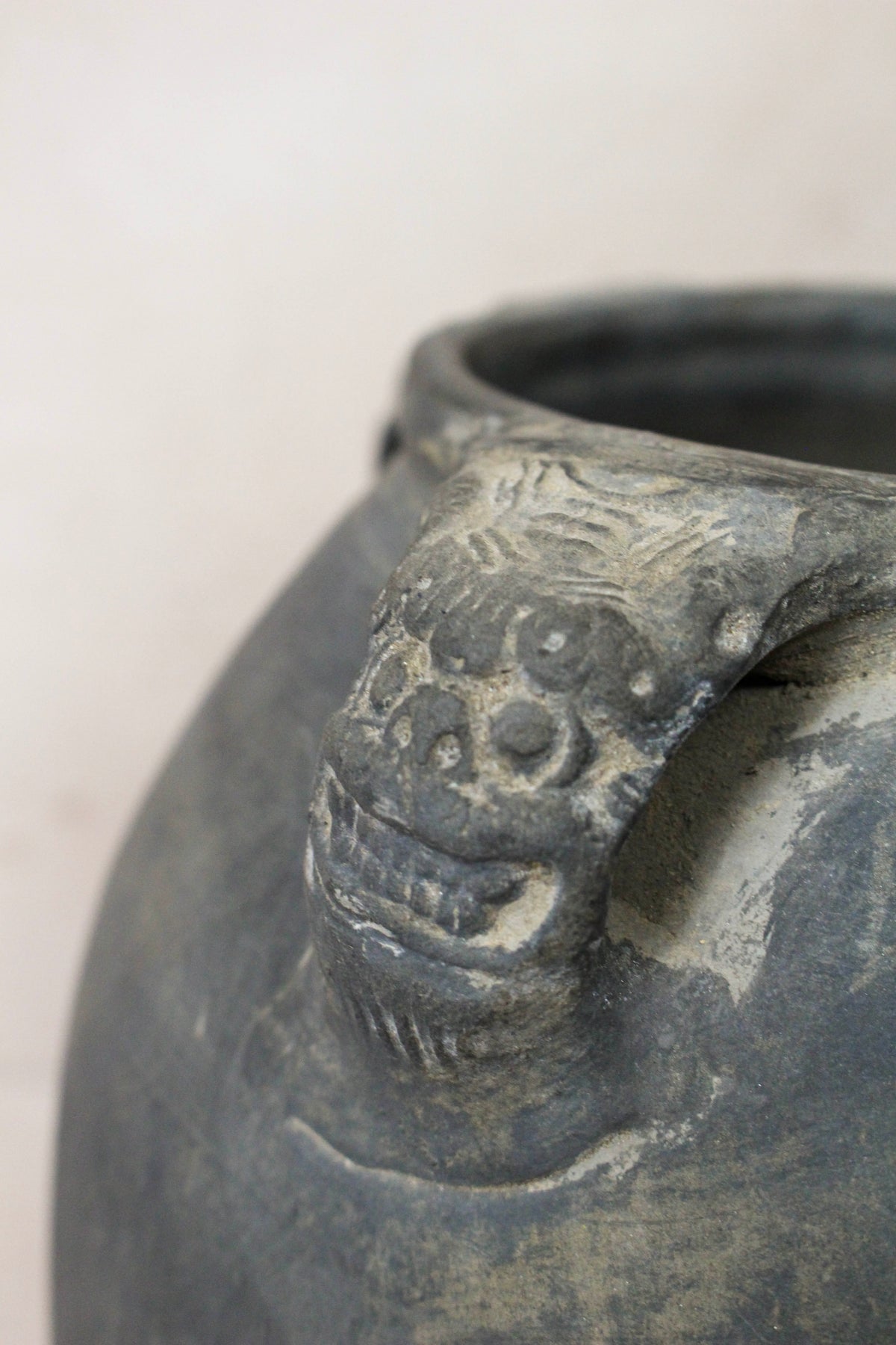 Vintage Lion Ears Dark Pot - DE.32