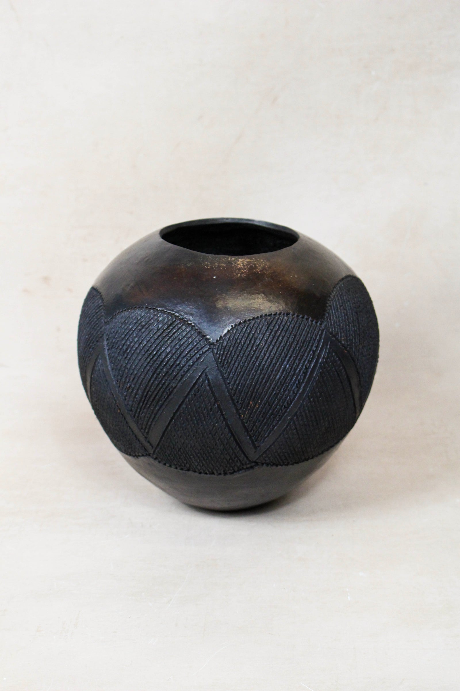 Hand-built Zulu beer pot in pit-fired clay, South Africa (163.2)