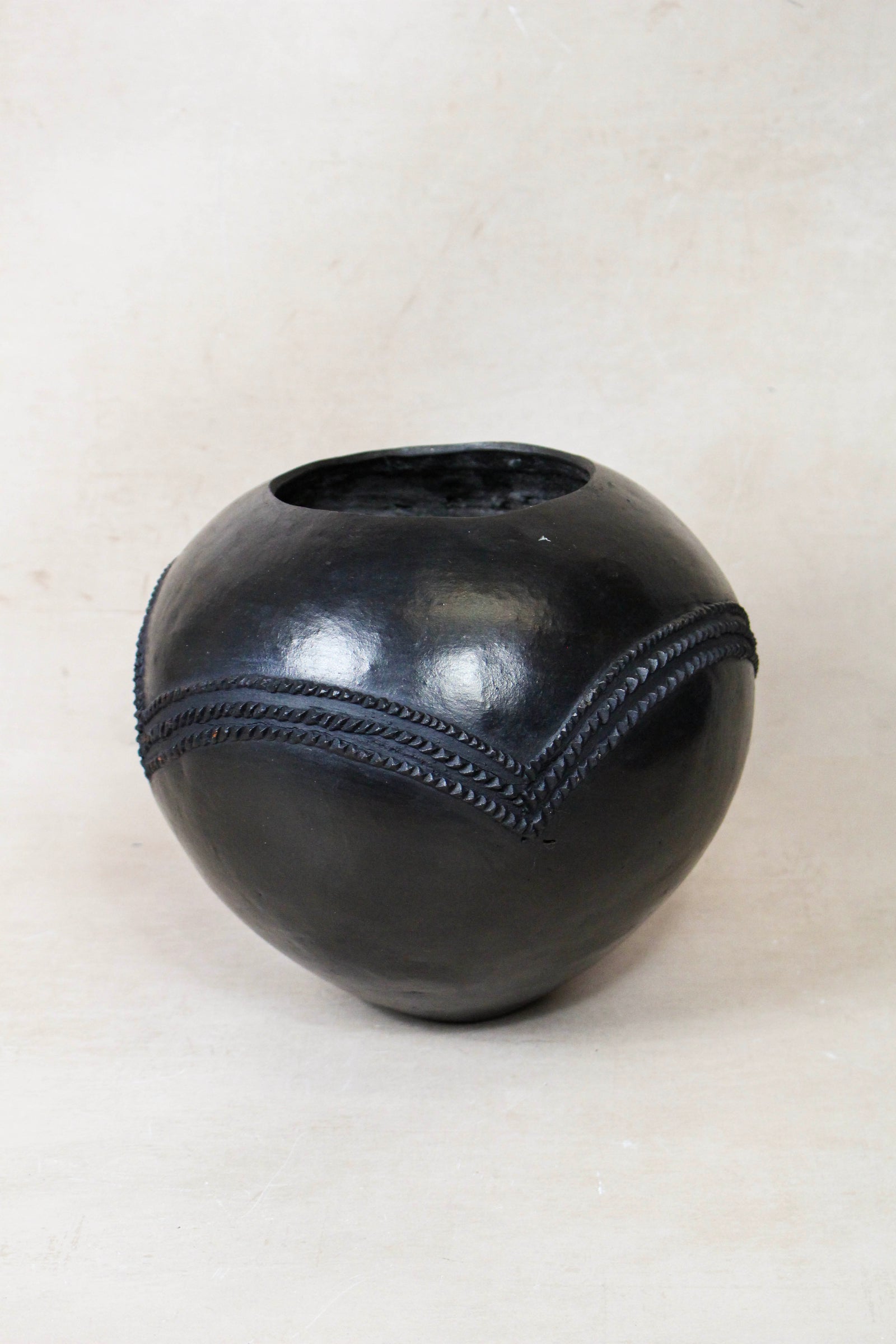 Hand-built Zulu beer pot in pit-fired clay, South Africa (163.3)