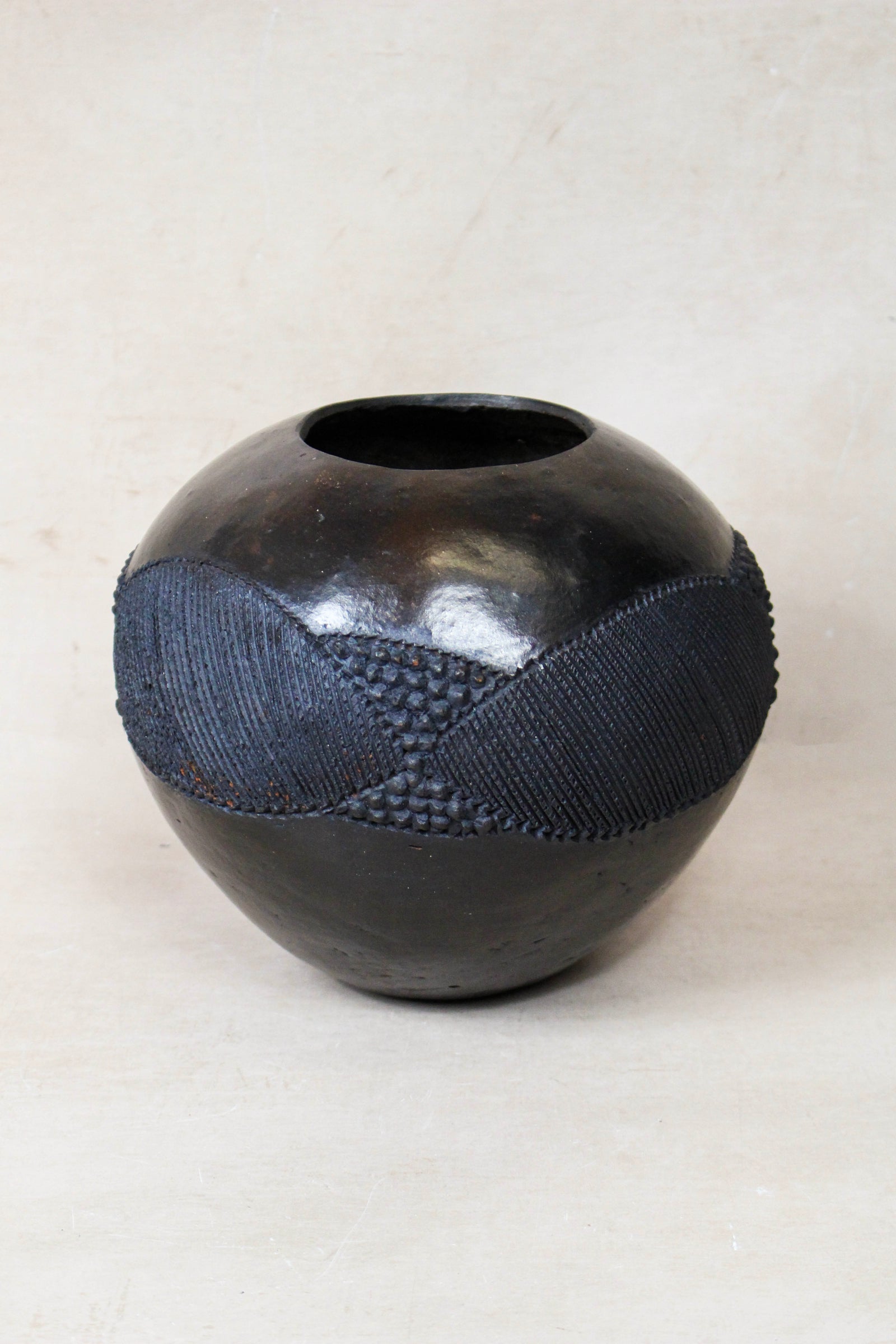 Zulu beer pot — detail of the pit-fired surface