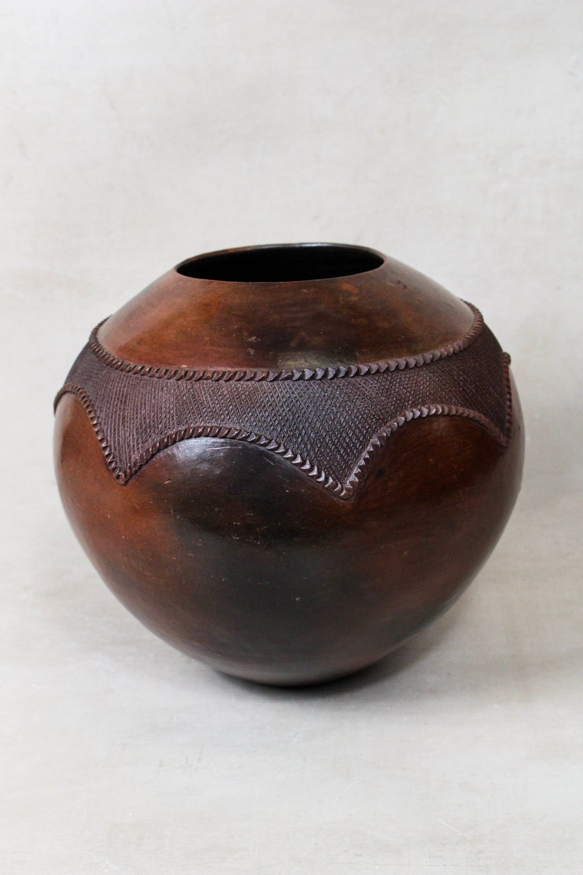 Large hand-built Zulu beer pot in pit-fired clay, South Africa (166.1)