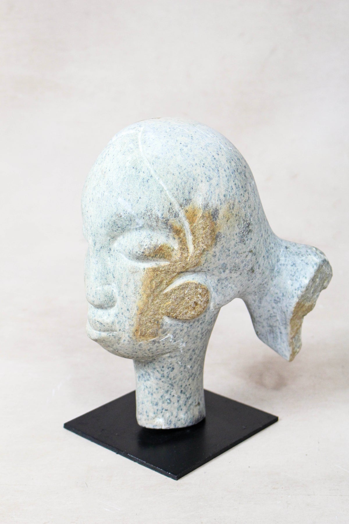 Stone head sculpture by Rizimu Chiwawa Zimbabwe 30.4