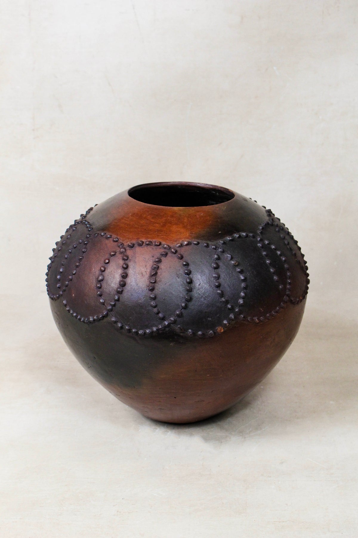 Large hand-built Zulu beer pot in pit-fired clay, South Africa (165.1)