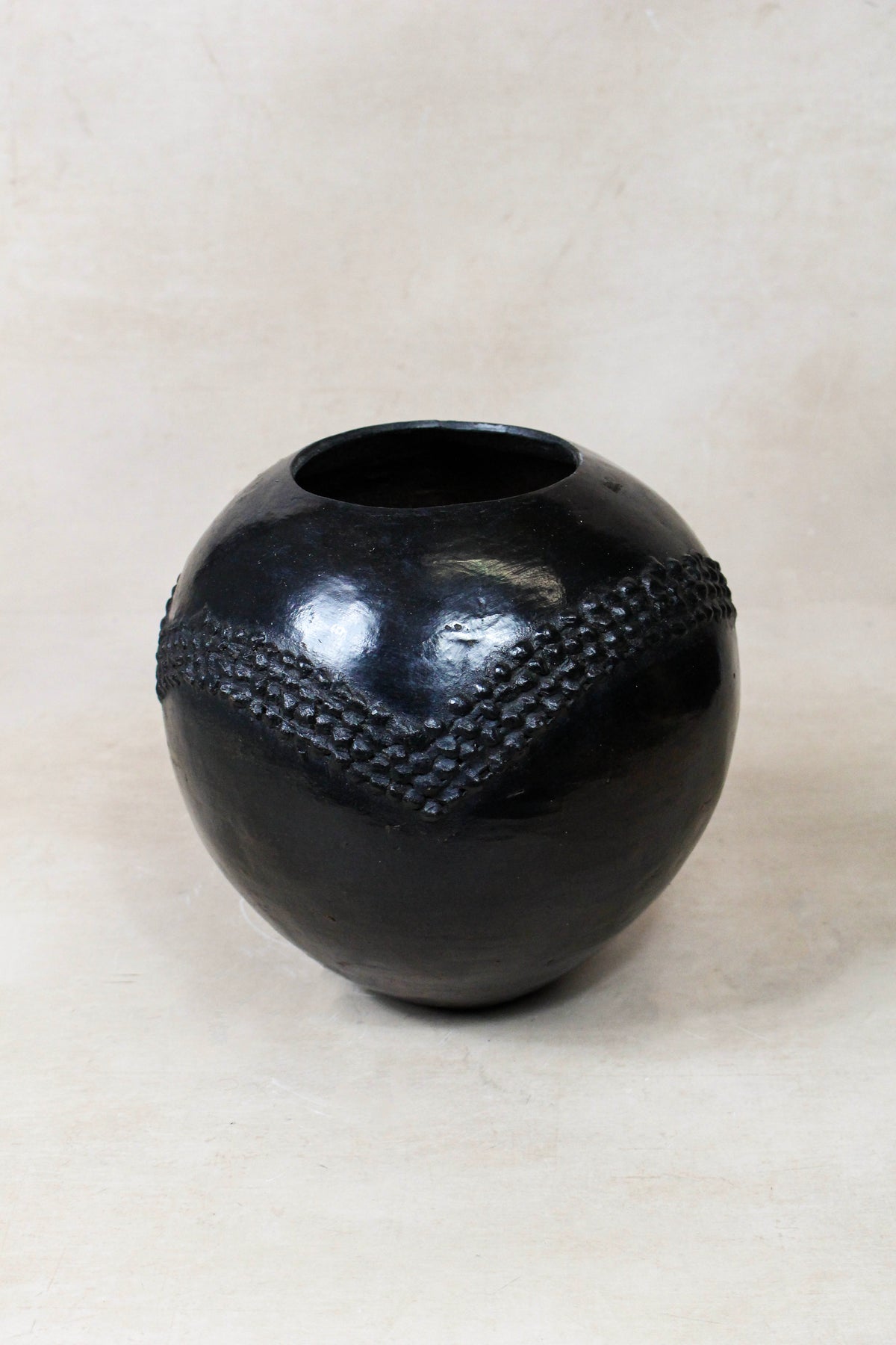 Hand-built Zulu beer pot in pit-fired clay, South Africa (14.1)