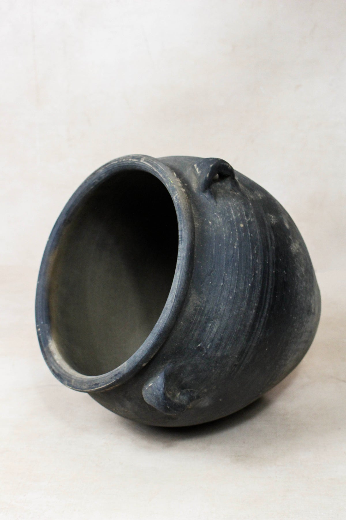 Vintage Dark pot with ears - E4.36