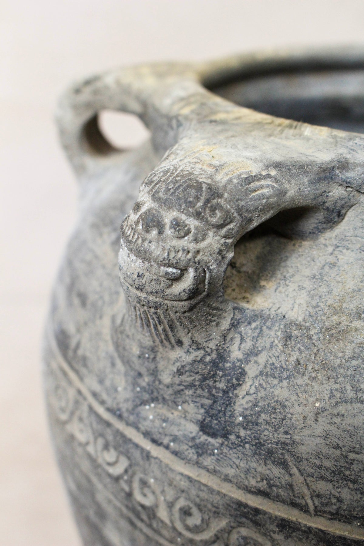 Vintage Lion Ears Dark Pot - DE.35