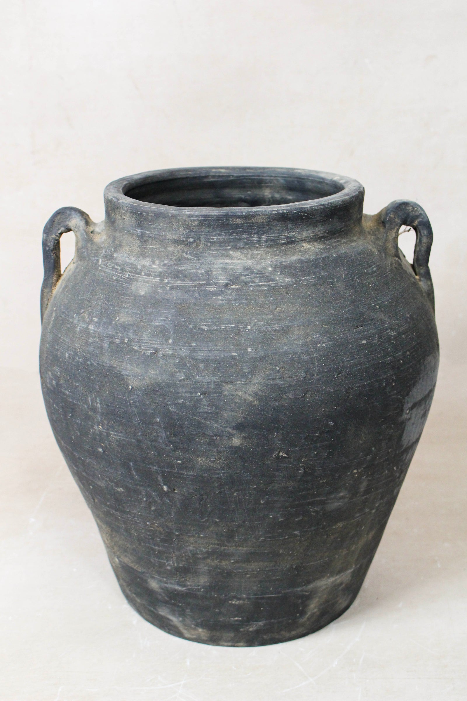 Vintage Dark pot with ears - E2.5