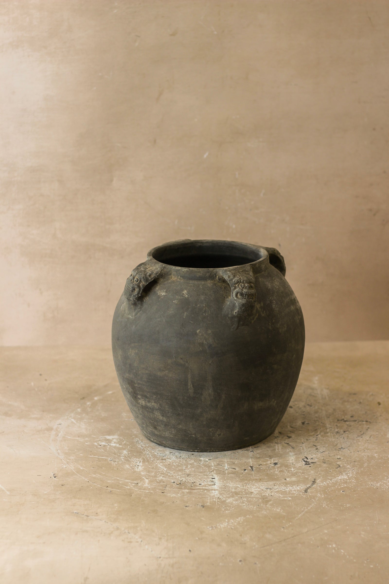 Vintage Lion Ears Dark Pot - De4.9