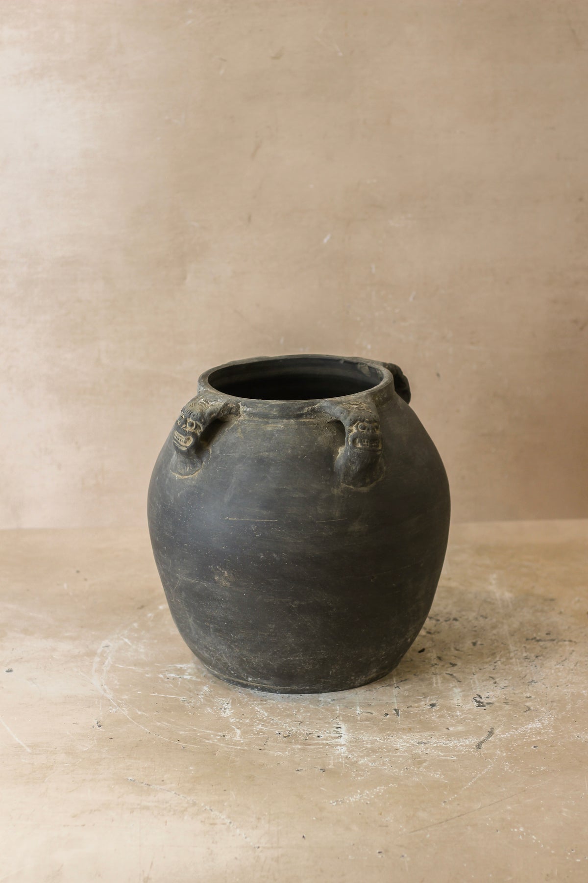 Vintage Lion Ears Dark Pot - De4.10