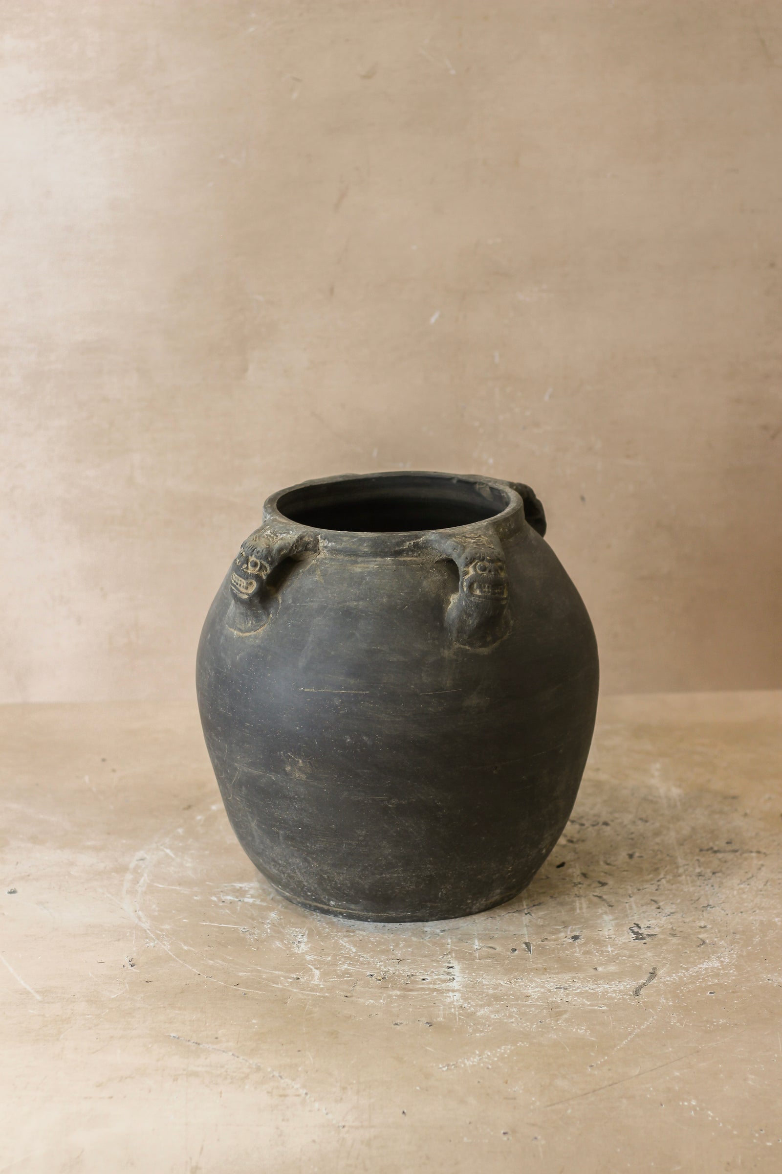 Vintage Lion Ears Dark Pot - De4.10