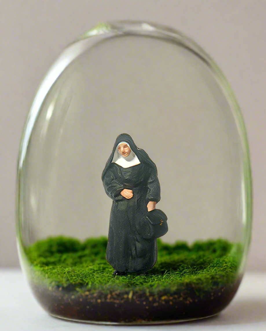 Nun Terrarium Figures 28056