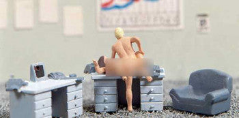 Hand-painted adult-themed novelty couple miniature terrarium figure, 1:87 scale