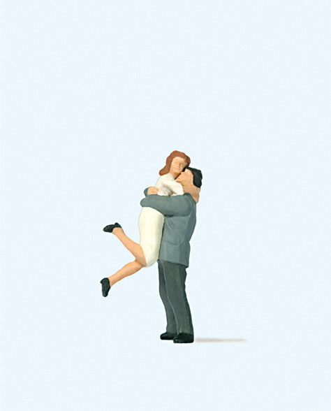 Hand-painted reuniting couple embracing, miniature terrarium figure, 1:87 scale