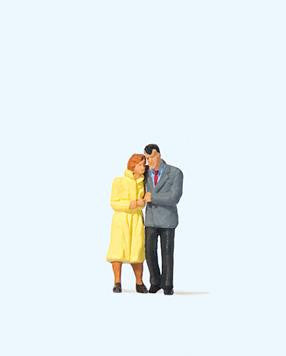 Hand-painted couple standing together, miniature terrarium figure, 1:87 scale