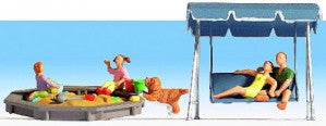 Hand-painted parents and children with sandpit miniature terrarium figures, 1:87 scale