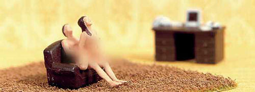 Hand-painted adult-themed novelty couple miniature terrarium figure, 1:87 scale