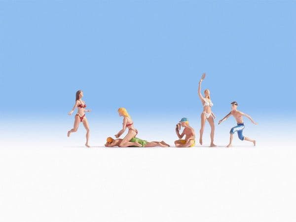 Hand-painted sunbathing miniature terrarium figures on towels, 1:87 scale